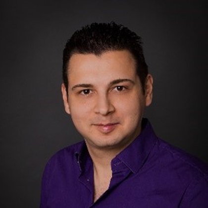 Alexander Ushakov an einer Werkzeugmaschine